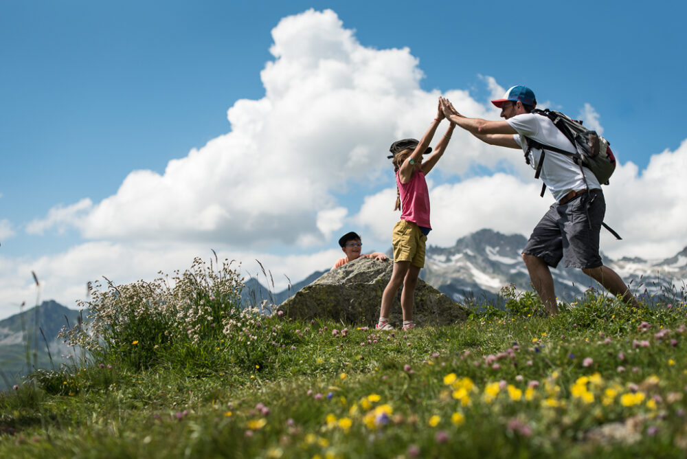 Famille heureuse vacances en montagne été