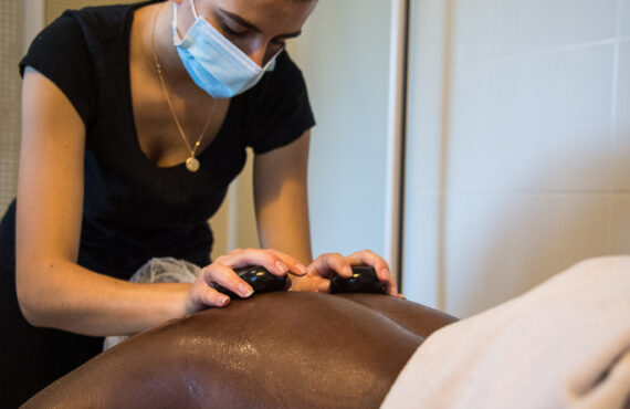 Esthéticienne du Centre de Balnéothérapie qui effectue un massage