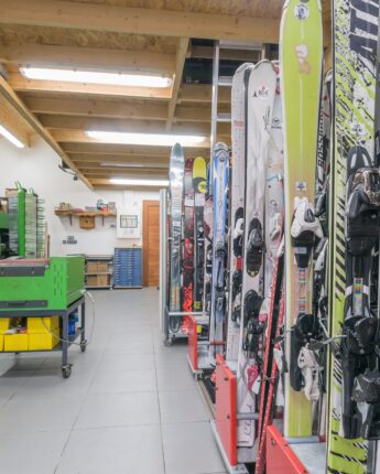 Magasin de sports pour la location et l'entretien de matériel (skis, snowboards, skis de randonnée...)