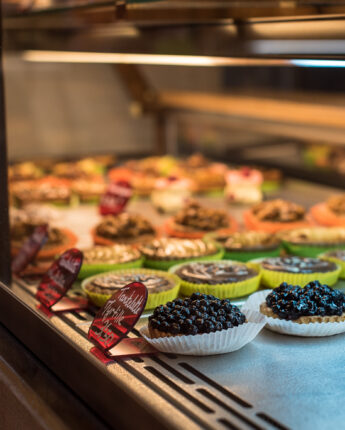 Tartelettes tradionnelles montagnardes en vente dans une boulangerie
