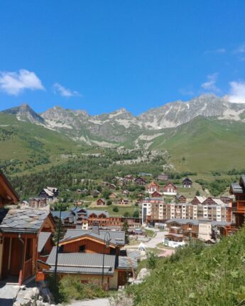 Chalets Madeleine à Saint François Longchamp l'été