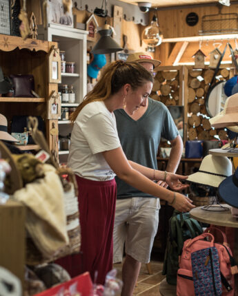 Jeune couple dans un magasin de souvenirs de la station
