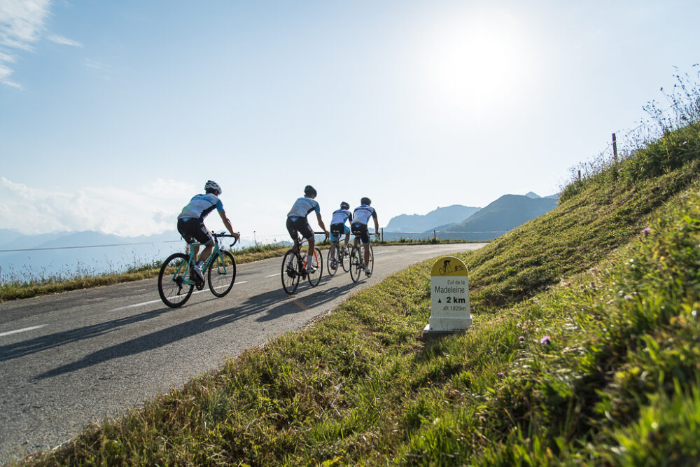Groupe de cyclistes sur la route du Col de la Madeleine