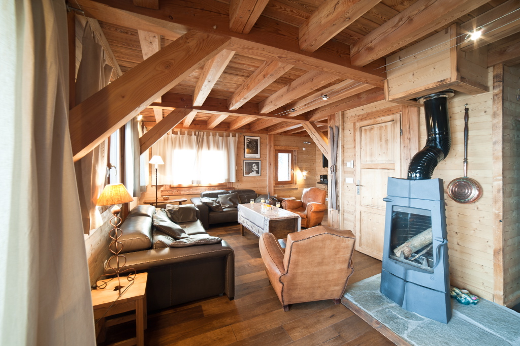 Salon d'un joli chalet de montagne avec décoration soignée