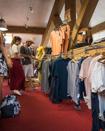 Jeune couple dans un magasin de sports de la station