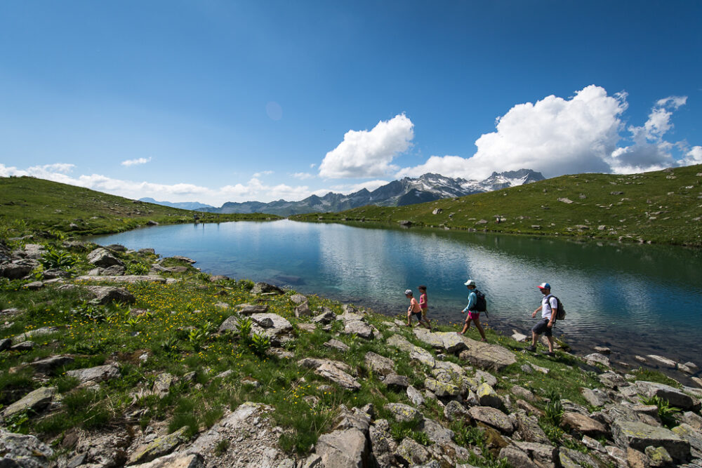 Randonnée pédestre en famille autour d'un lac de montagne