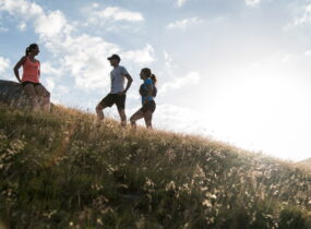 Groupe d'amis durant un trail sur les hauteurs de la station au petit matin
