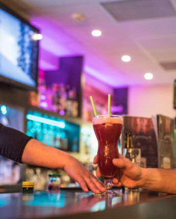 Service d'un cocktail dans un bar nocturne de la station