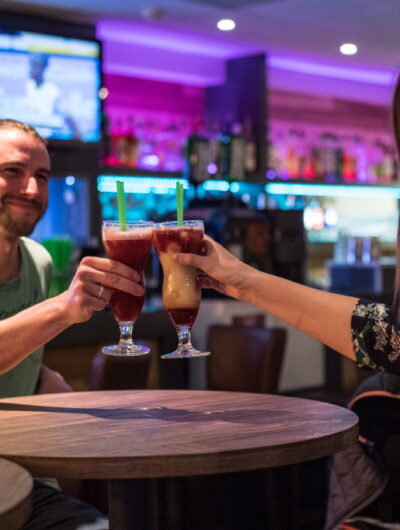 Cocktail en couple à l'heure de l'apéritif dans un bar de la station