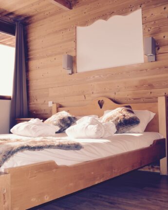 Chambre d'hôtel lumineuse et chaleureuse au style montagnard