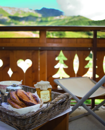 Petit déjeuner en chambre d'hôtel sur le balcon avec une vue magnifique sur les montages