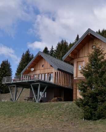 Refuge du Lac de la Grande Léchère durant la saison estivale