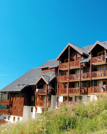 Résidence de tourisme en été avec vue sur les montagnes et proche de toutes commodités