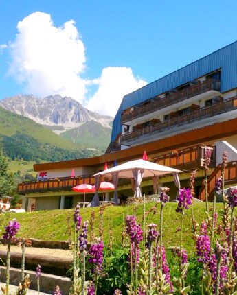 Village vacances durant la saison estivale avec vue sur les montagnes