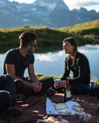 Couple qui pique nique au bord du Lac Blanc à Saint François Longchamp au coucher du soleil