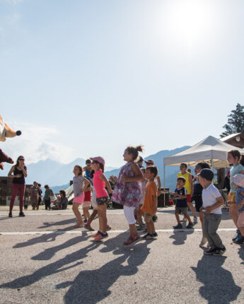 Mascotte renard Goupy qui danse dehors avec des enfants