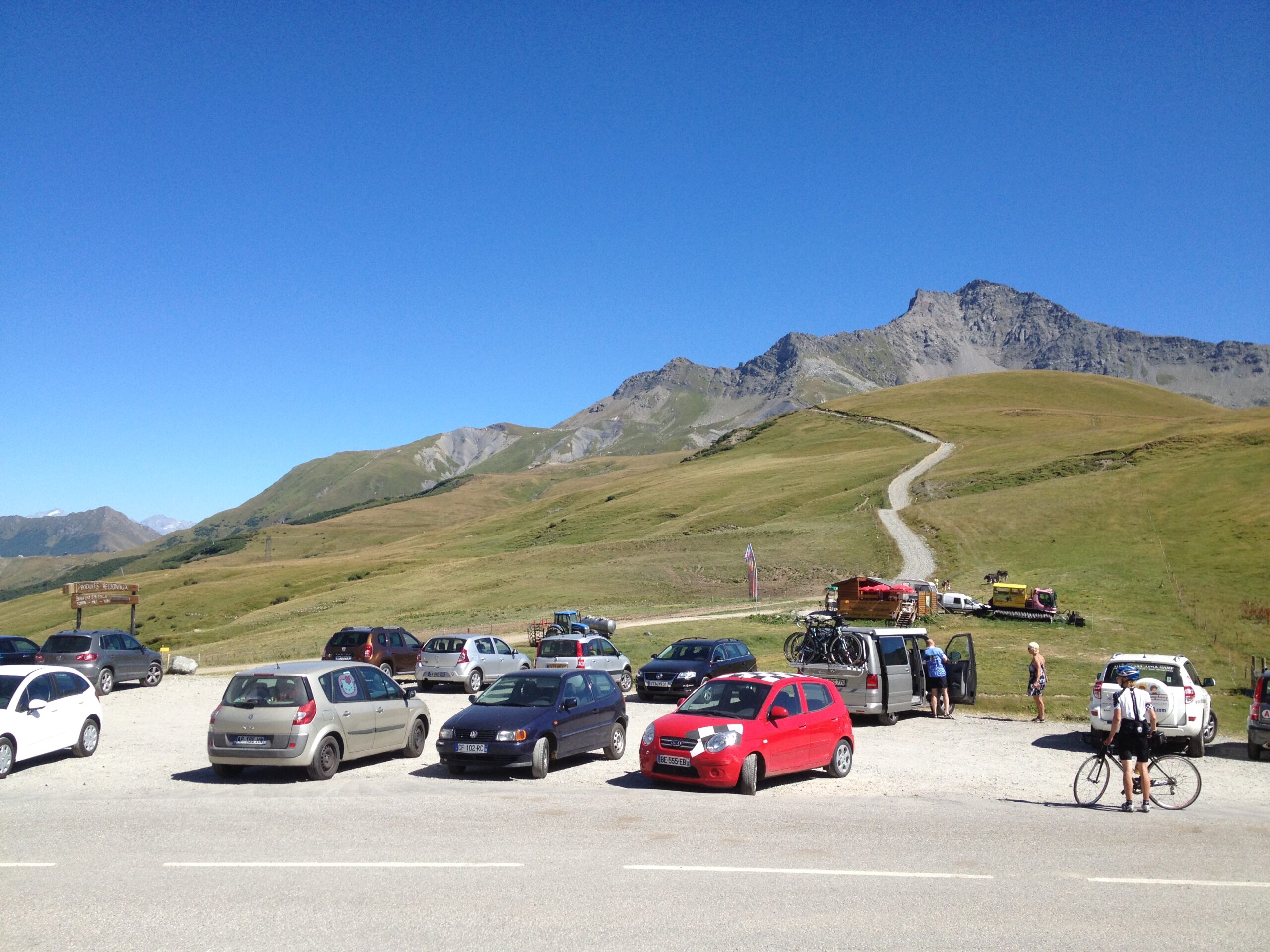 Parking au col de la Madeleine devant le massif du Cheval Noir