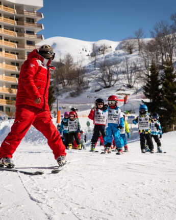 Moniteur de ski avec groupe d'enfant